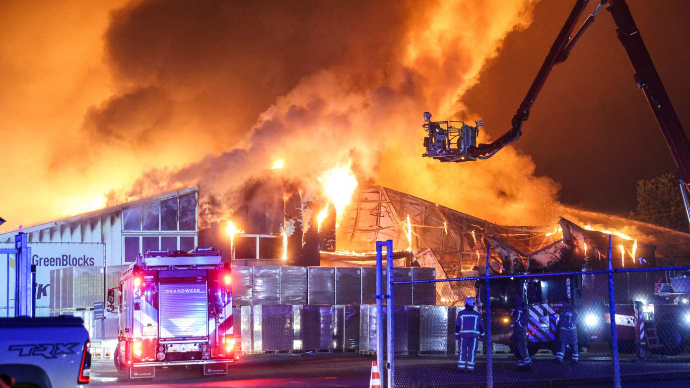 Zeer grote brand legt loods van afvalverwerker in de as