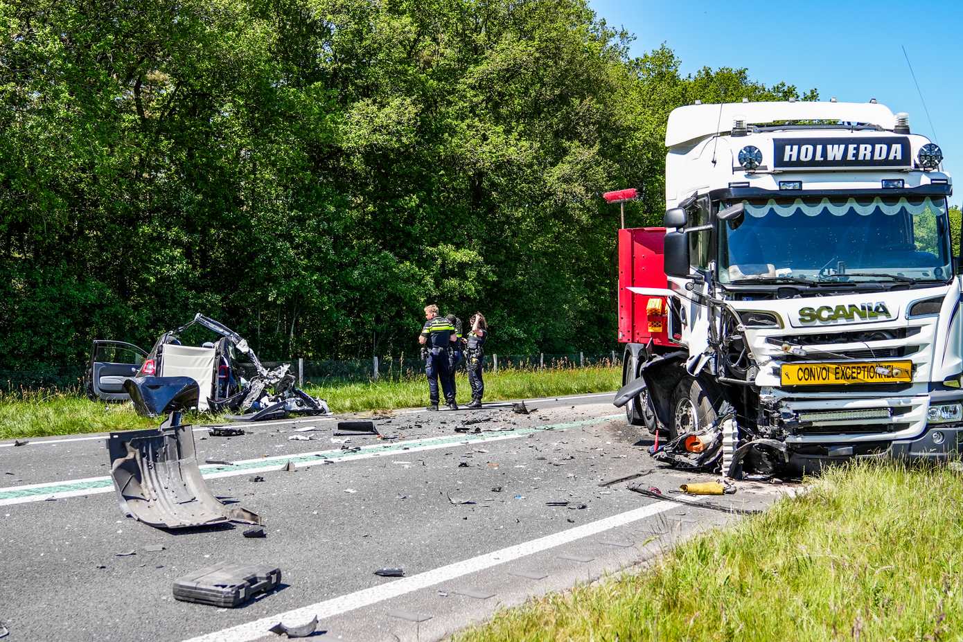 Twee zwaargewonden bij botsing tussen vrachtwagen en auto op N34