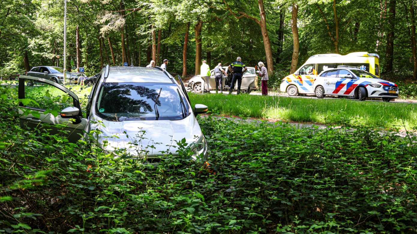 Auto schiet bos in na aanrijding op de Boslaan