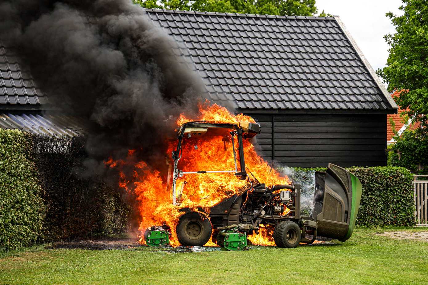 Grasmaaier brandt tijdens werkzaamheden volledig uit