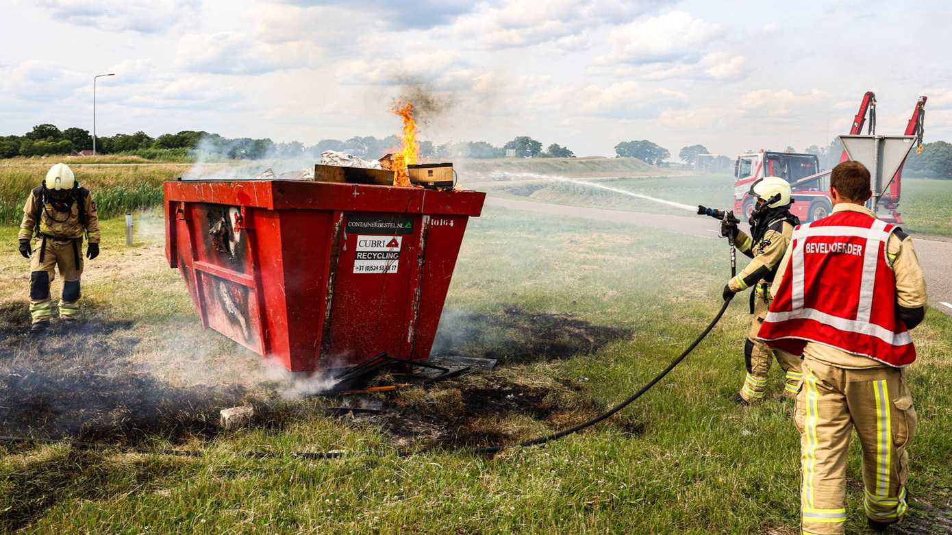 Brand in bouwcontainer op vrachtwagen in Erica snel geblust