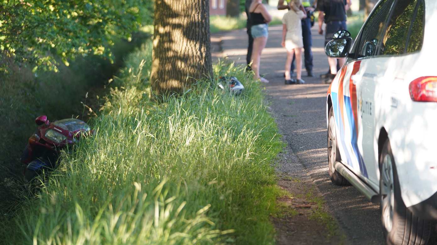 Motorrijder raakt van de weg en belandt in sloot