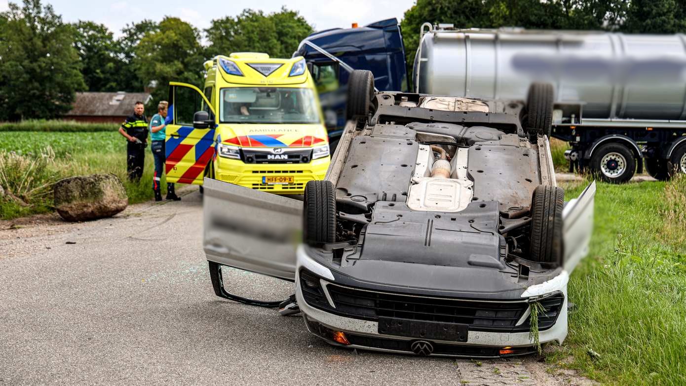 Auto slaat over de kop na uitwijkactie voor vrachtwagen