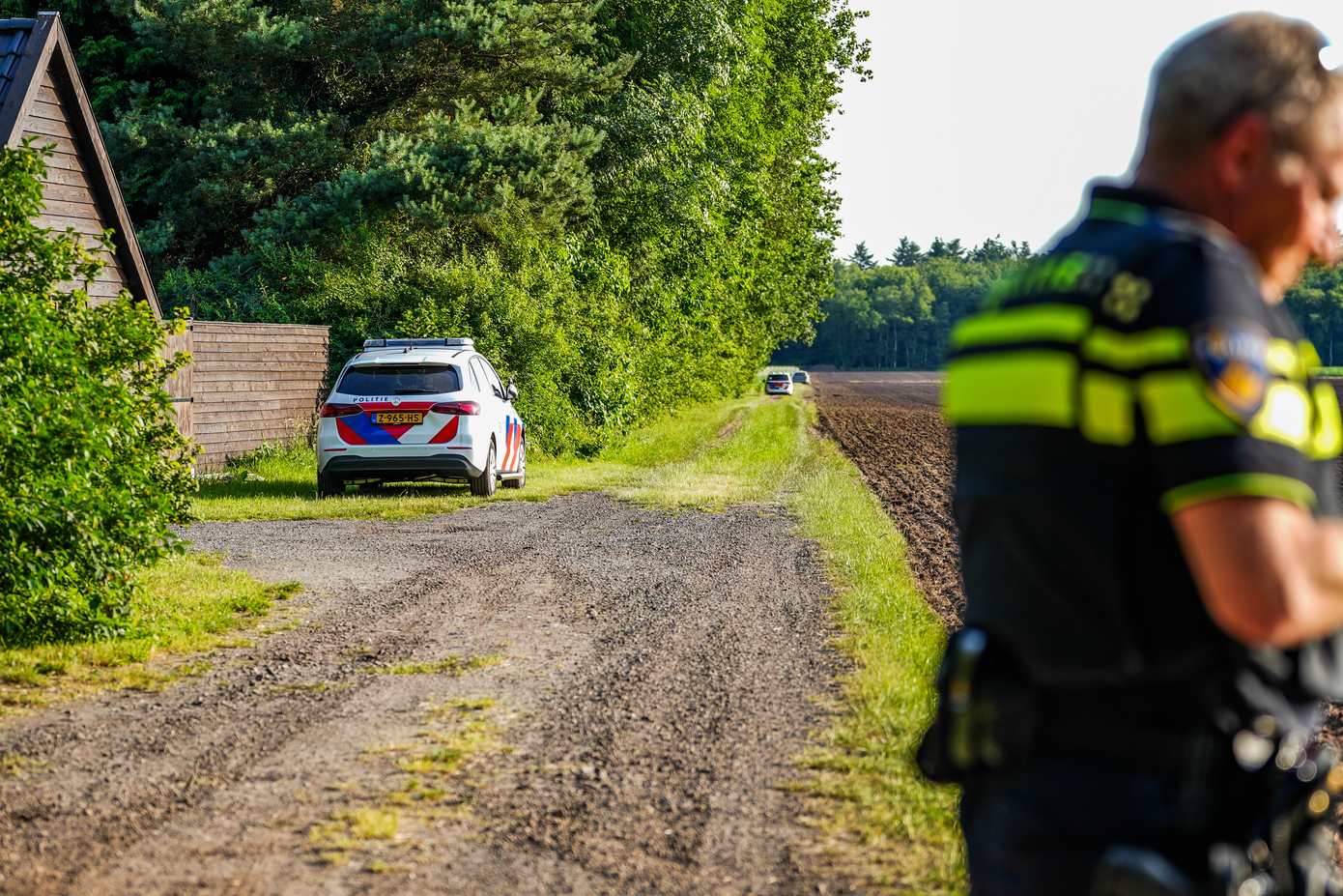 Politie houdt grote zoekactie met onder andere politiehelikopter naar man met mes