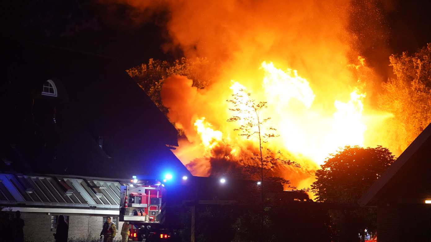 Grote uitslaande brand verwoest pand van instelling in Peest
