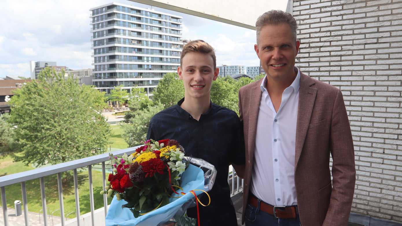Nederlands kampioen wedstrijdzwemmen Olivier Wilbers gehuldigd door wethouder Pascal Schrik
