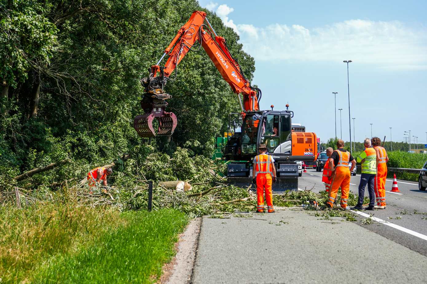 A37 deels dicht na losgeraakte boom bij Holsloot