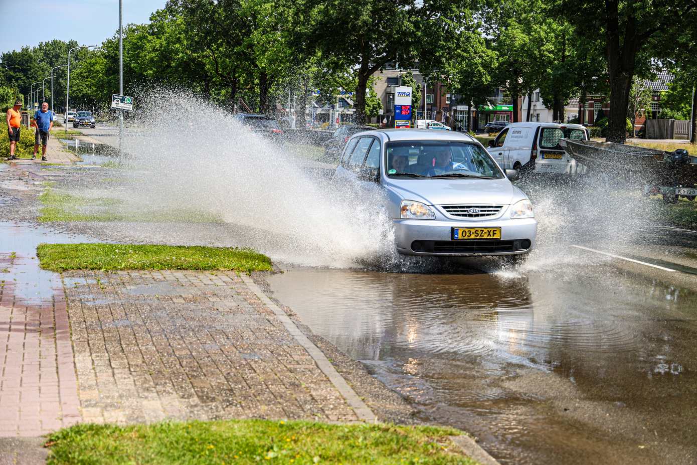 Duizenden liters water op straat in Klazienaveen 