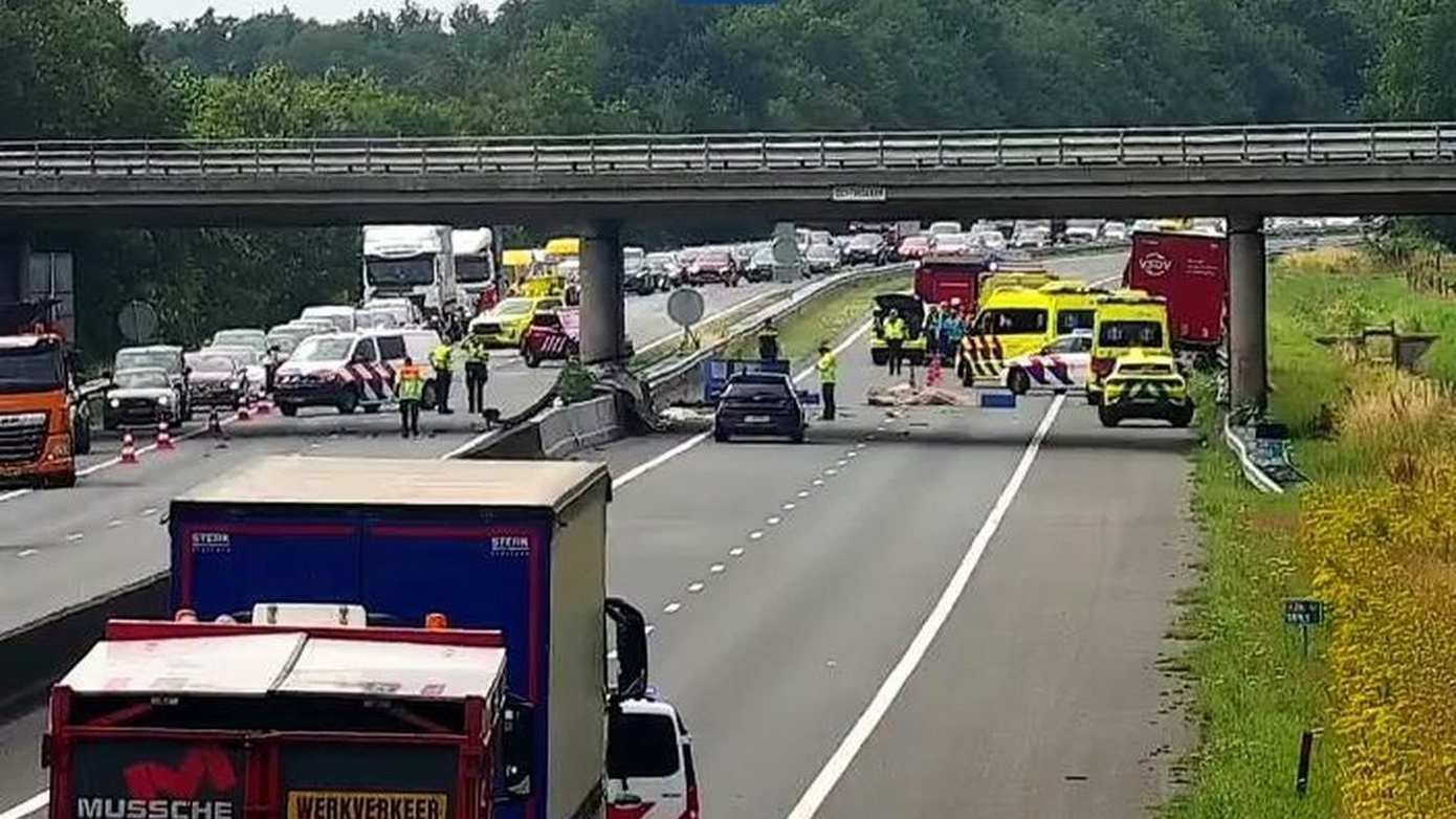 A28 tussen Zuidlaren en Vries tot 18:00 uur dicht vanwege ongeval met vrachtwagen