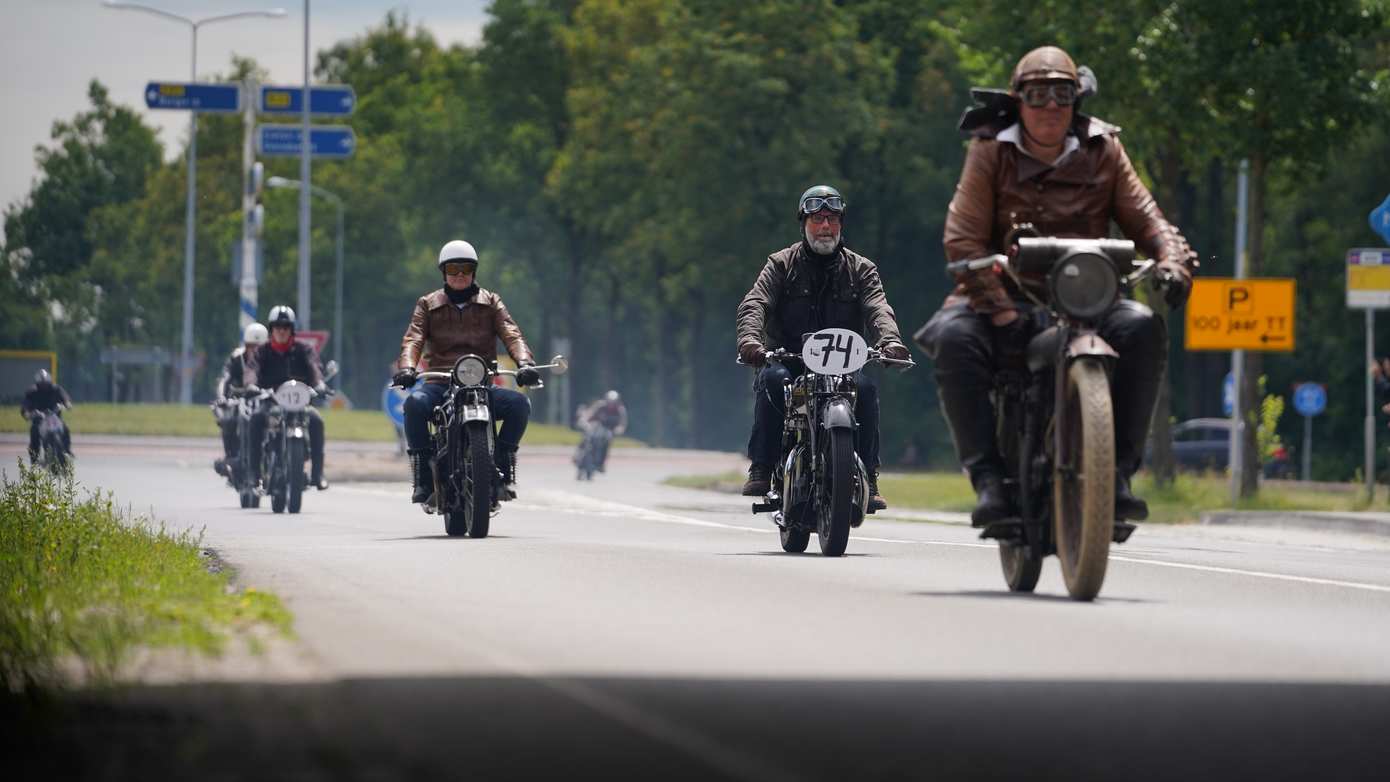 Historische parade 100 Jaar TT in Rolde groot succes