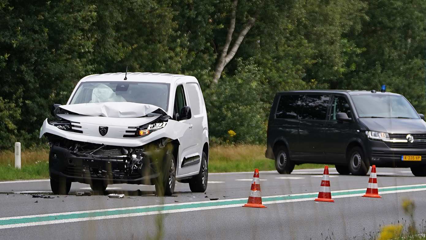 Gewonde bij botsing met twee auto's op N381