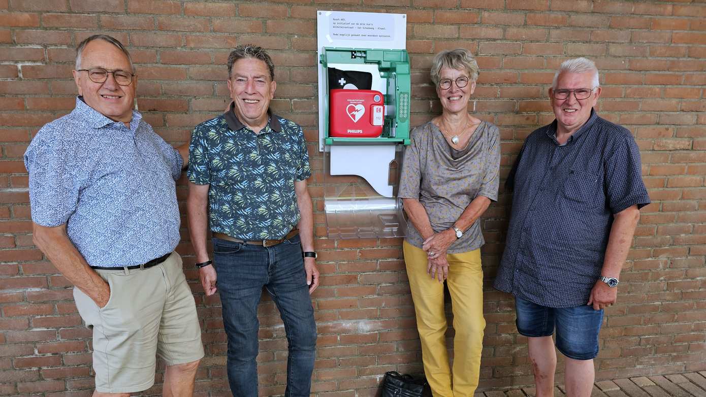 A.E.D geplaatst aan de van Schaikweg in Emmen na gezamelijke buurtactie.