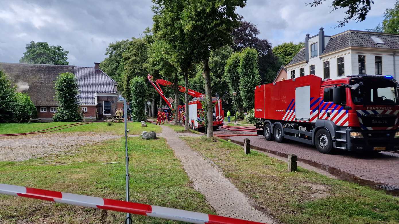 Brand verwoest appartementen in cafégebouw in Gieten, café lijkt gespaard
