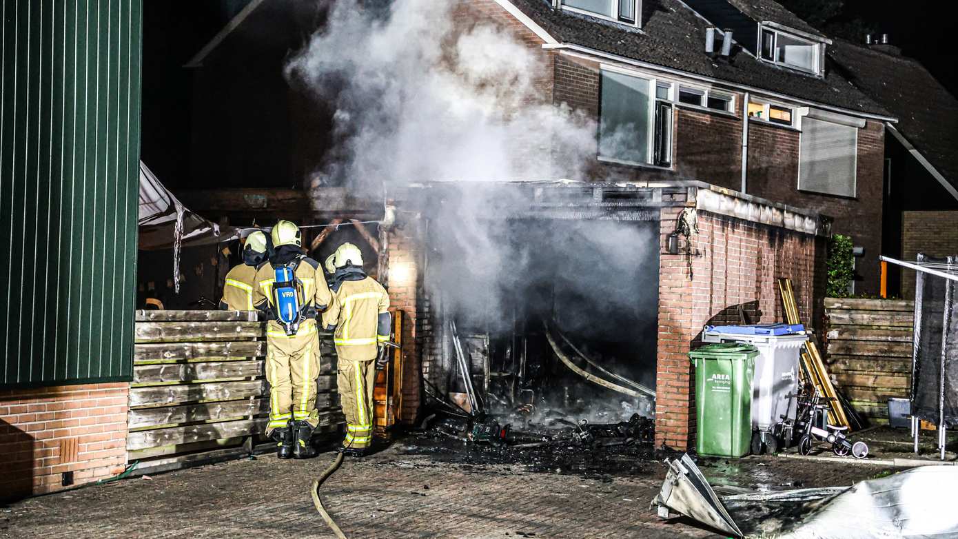 Uitslaande brand verwoest garagebox