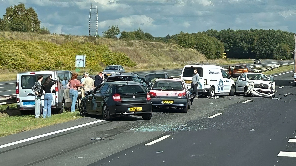 Verkeer vast door twee ongelukken op A28 bij Hoogeveen