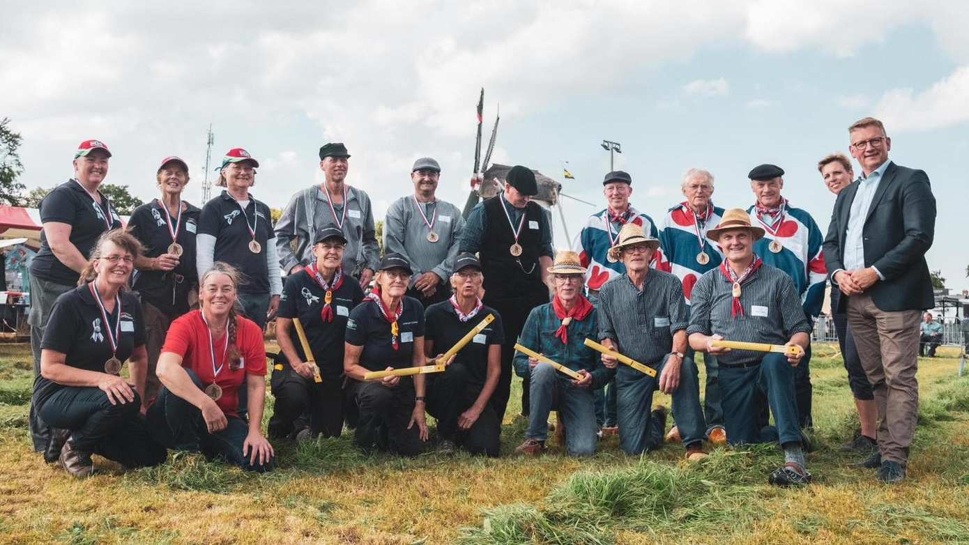 Drents vrouwenteam schittert op NK Maaien met de zeis in Elspeet