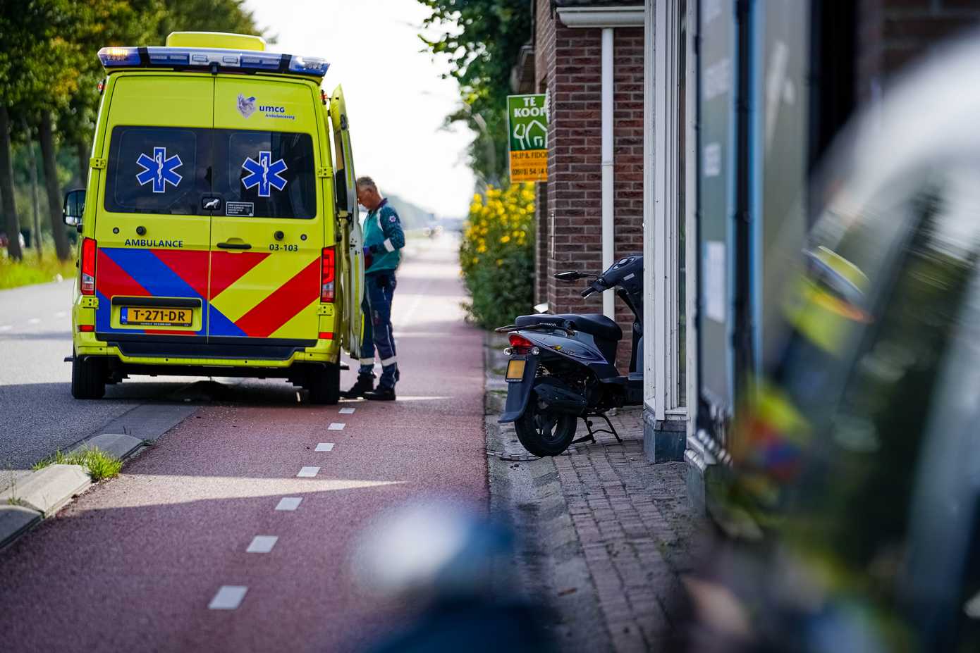 Scooter en fietsers met elkaar in botsing in Smilde