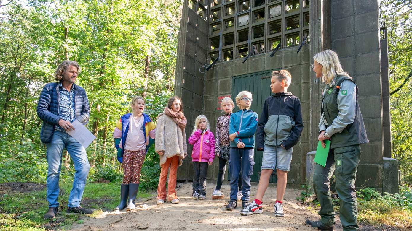 Ruim 100 bezoekers beklimmen gerestaureerde luchtwachttoren bij Ruinen tijdens Open Monumentendag