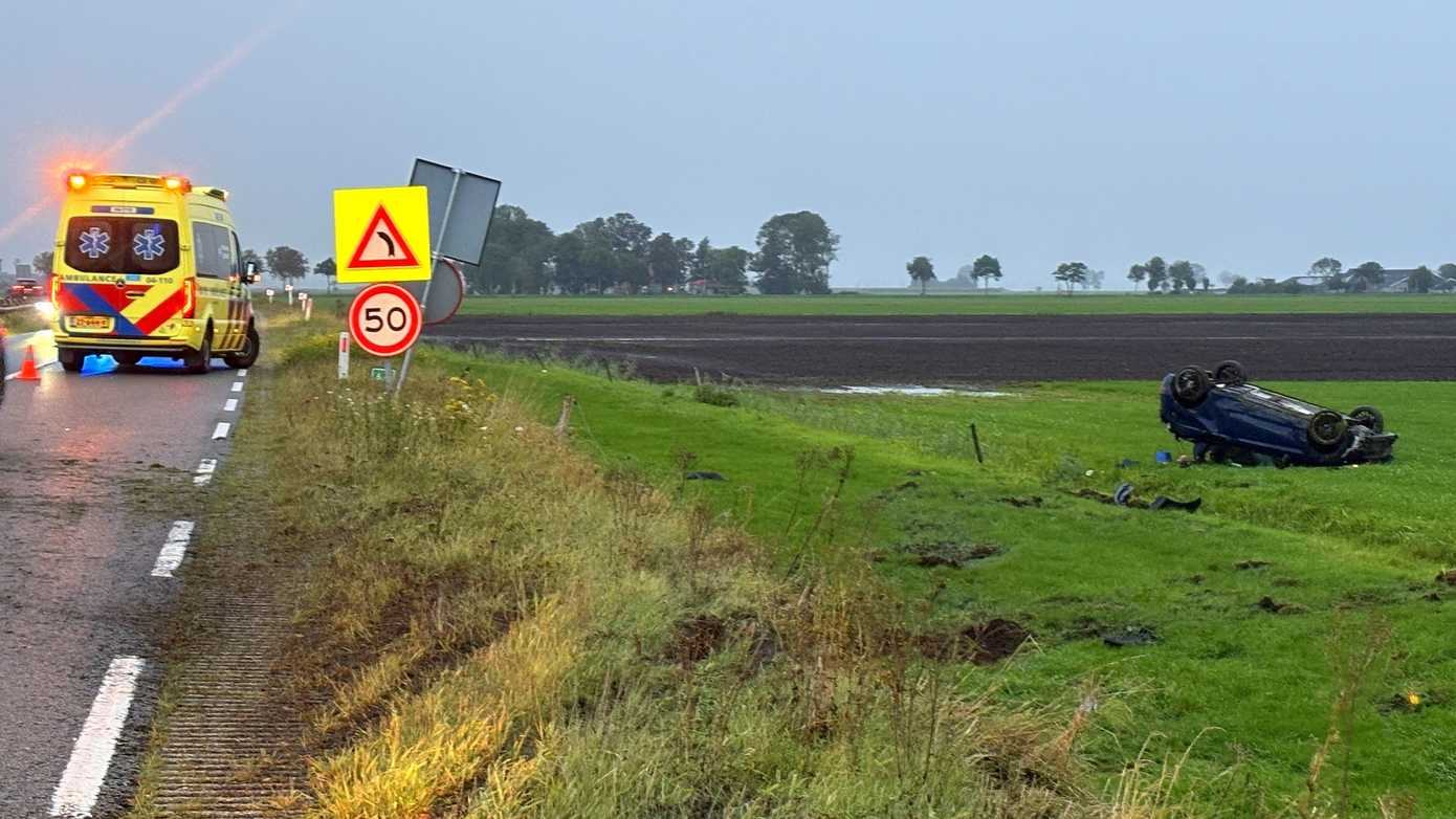 Auto slaat over de kop en belandt op dak in weiland