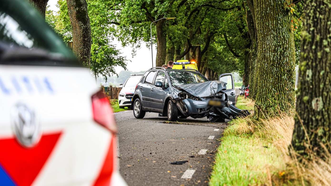 Gewonde nadat automobilist frontaal tegen boom rijdt
