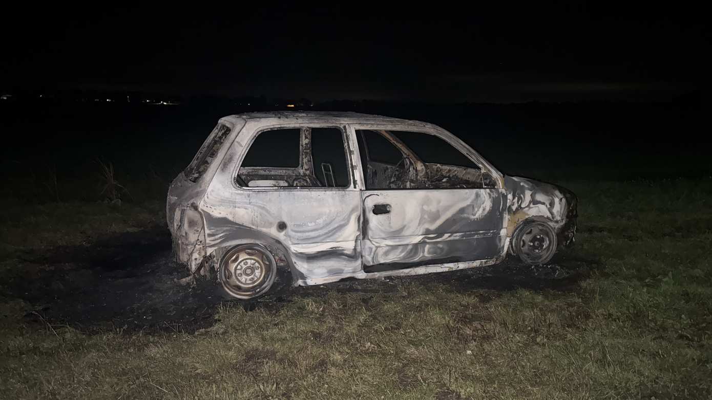 Auto gedumpt en in brand gestoken op verlaten landweg