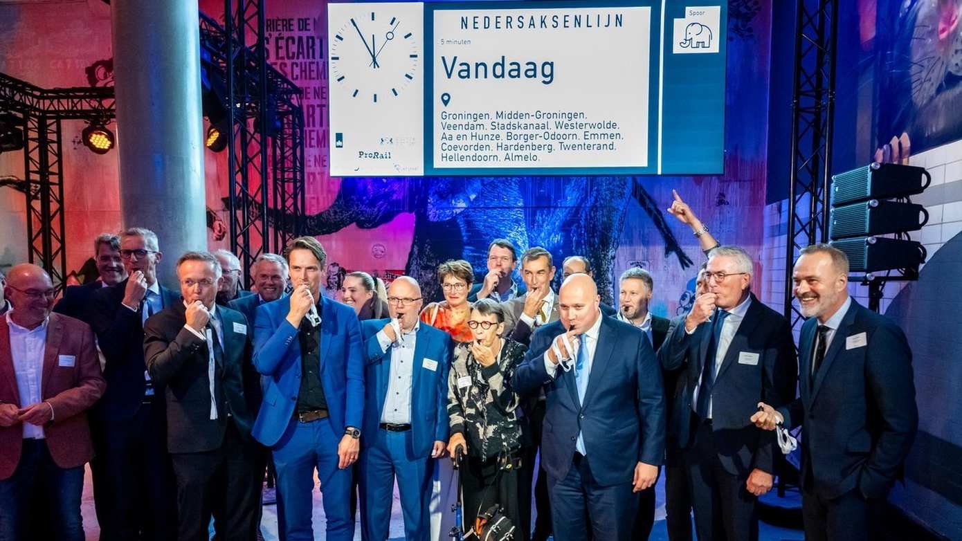 Nieuwe fase voor de Nedersaksenlijn: het startbesluit is getekend