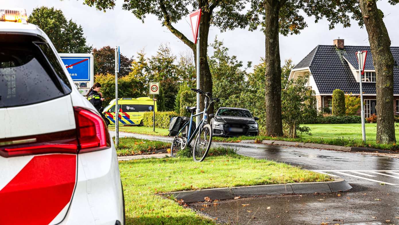 Persoon op E-bike gewond na botsing met auto