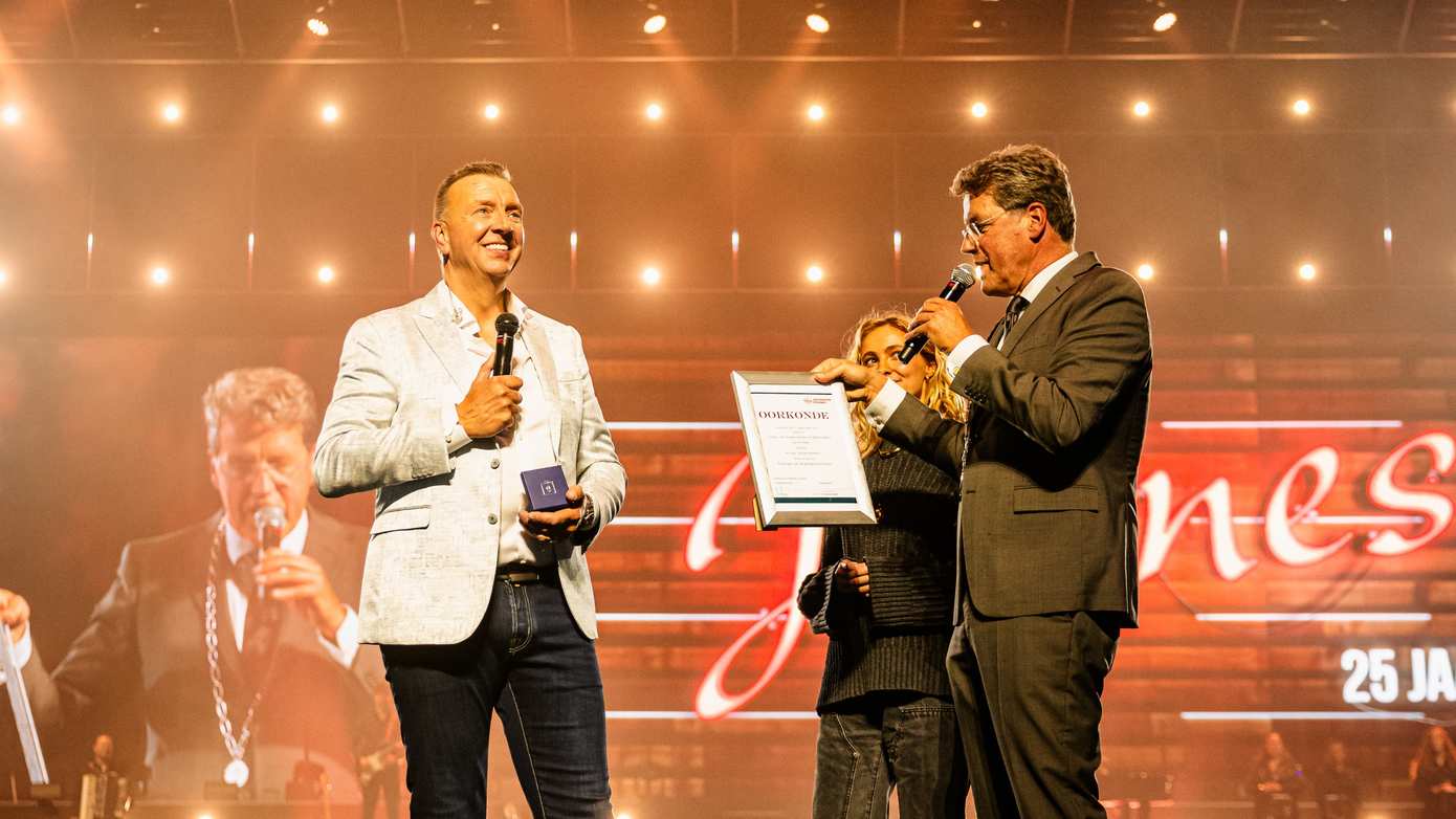 Zanger Jannes benoemd tot ereburger van Emmen 