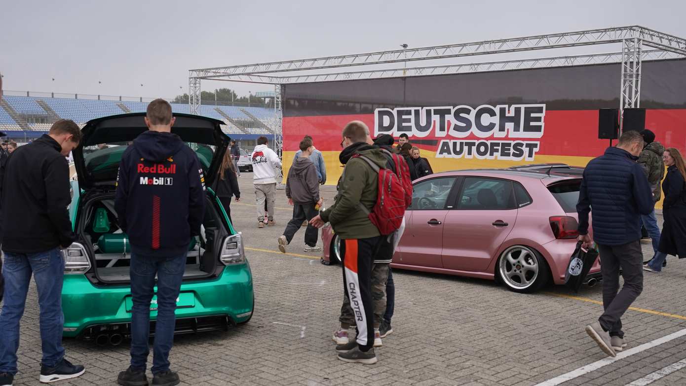 Brandend rubber, knallende uitlaten en harde muziek tijdens Deutsche Autofest en Bimmerworld