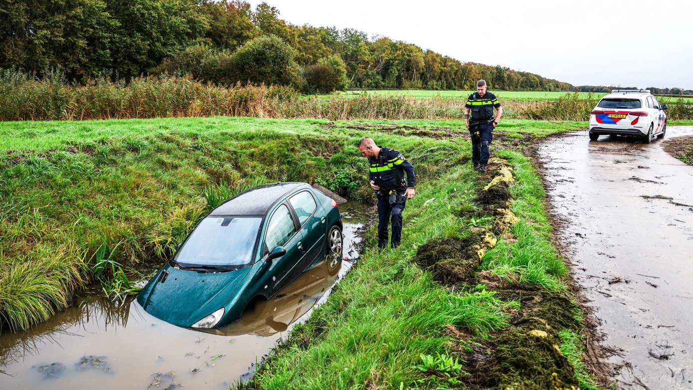 Man die hond uitlaat treft auto te water aan; bestuurder nergens te bekennen