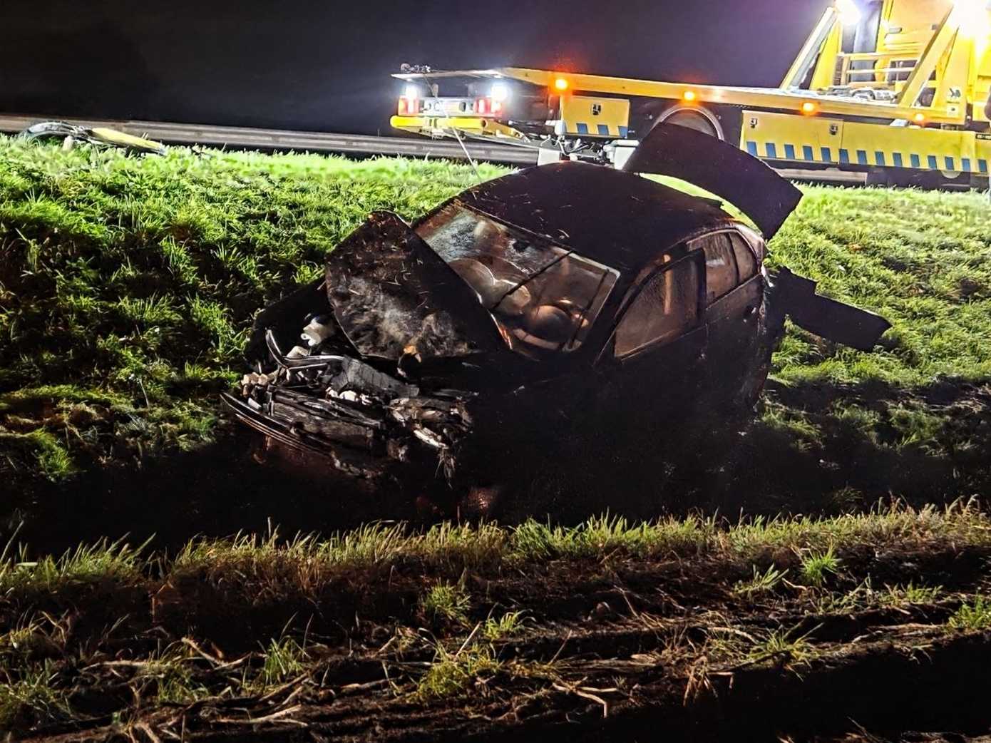 Auto raakt van de A28 en belandt in sloot: bestuurder raakt gewond