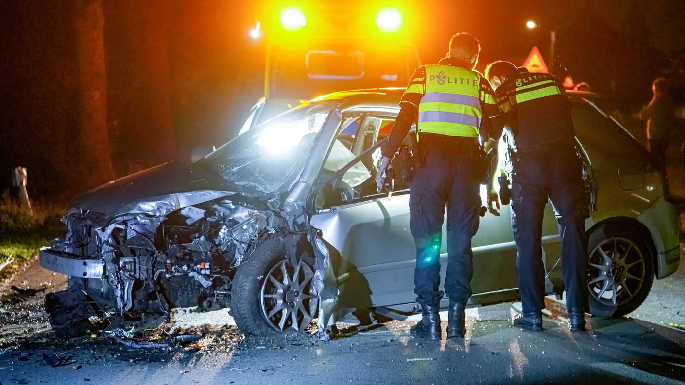 Auto botst tegen boom: bestuurster gewond en forse schade tot gevolg