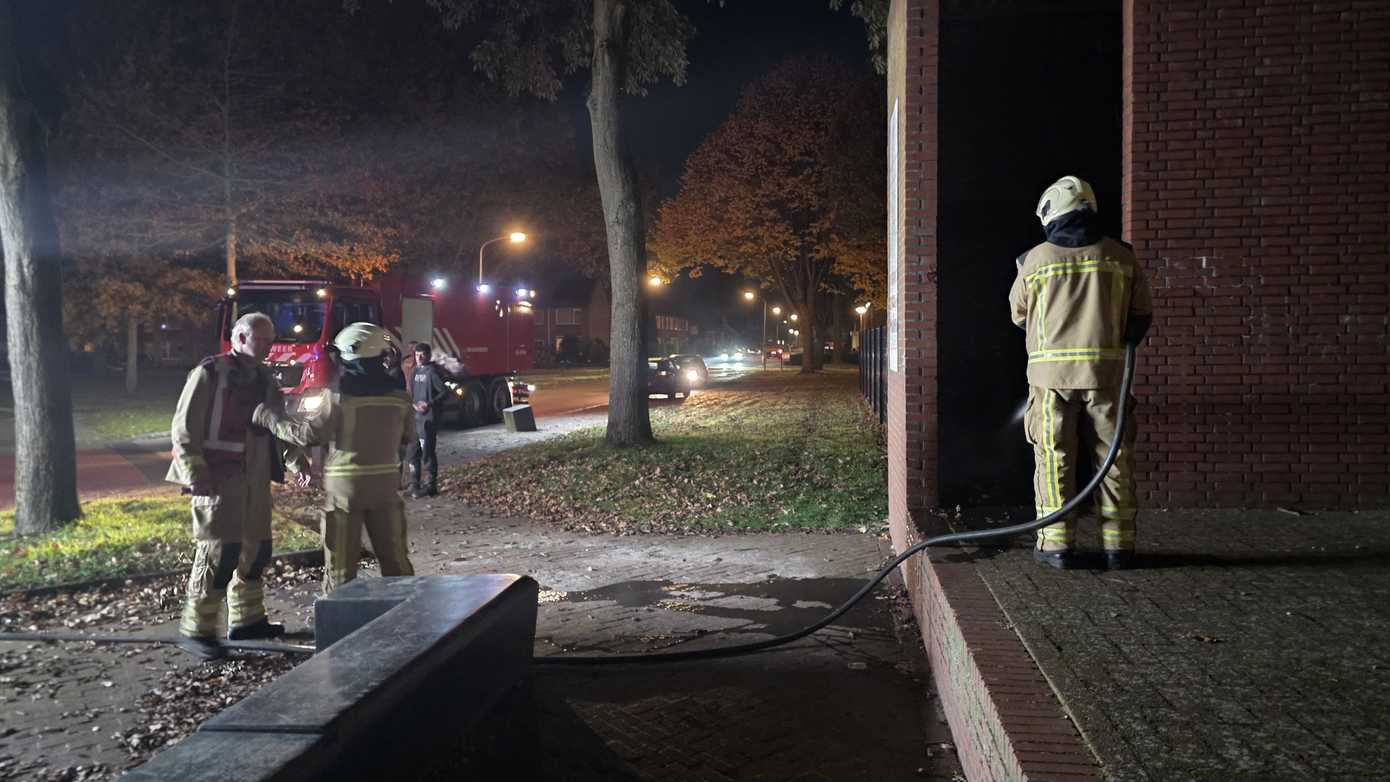 Brandweer blust buitenbrand bij speeltuin Brink Baru in Bovensmilde