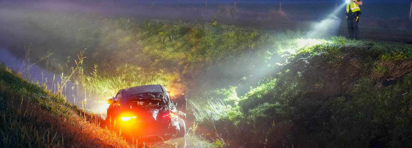 Auto slaat over de kop en belandt in sloot langs N33