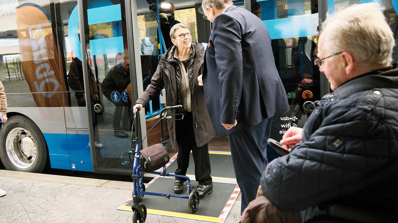 Eerste van 54 nieuwe elektrische bussen in gebruik genomen in Drenthe