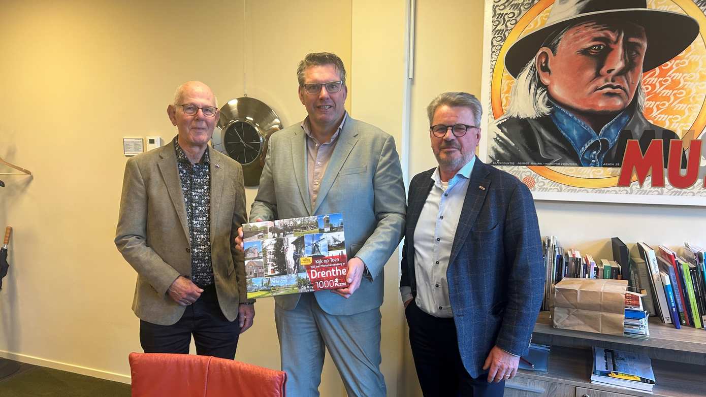 Aanbieding Puzzel Kijk op Toen, 150 jaar Monumentenzorg aan gedeputeerde Gert-Jan Schuinder