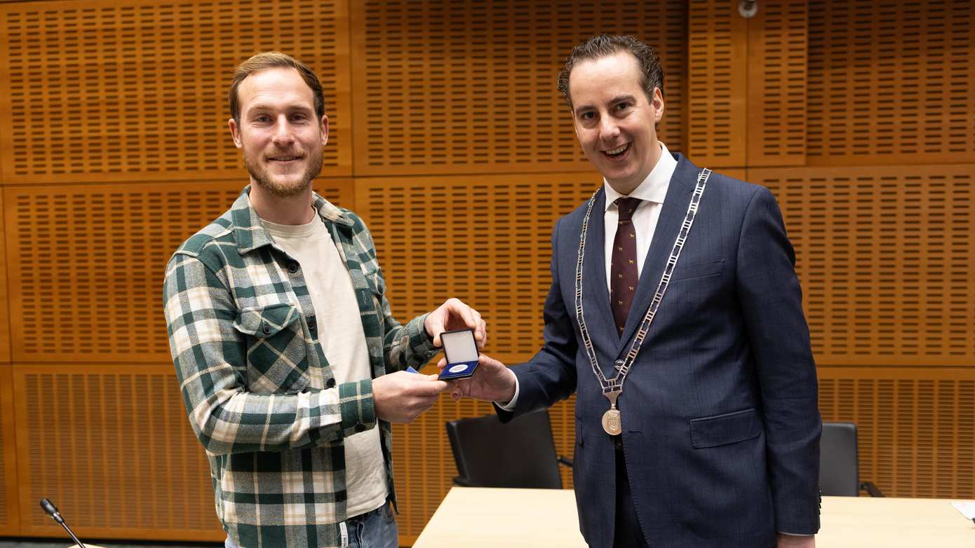 Man uit Meppel redt vrouw uit auto in het water langs N371 en krijgt onderscheiding