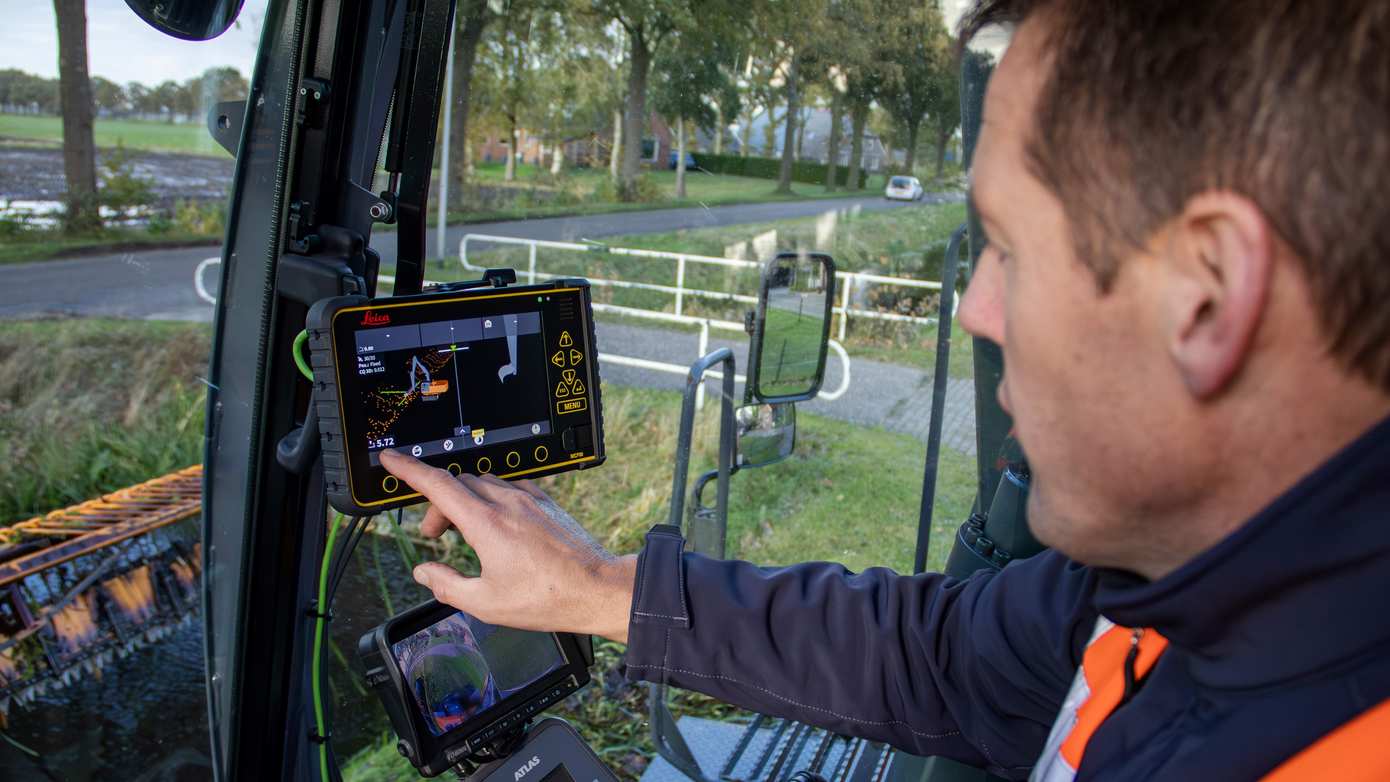 Sloten maaien, baggeren én meten met de Slimme Kraan