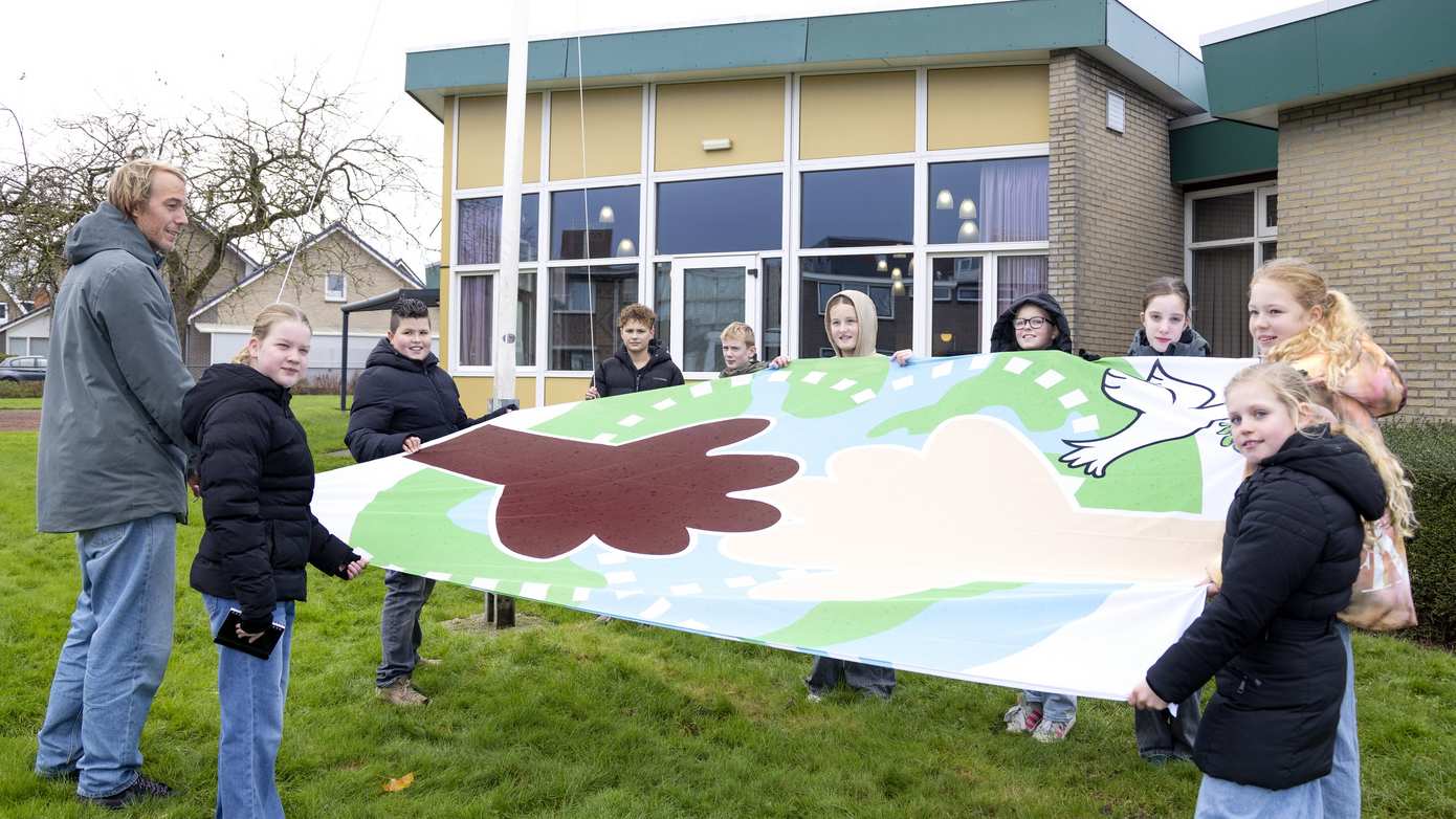 Kinderraad Klazienaveen hijst vredesvlag 