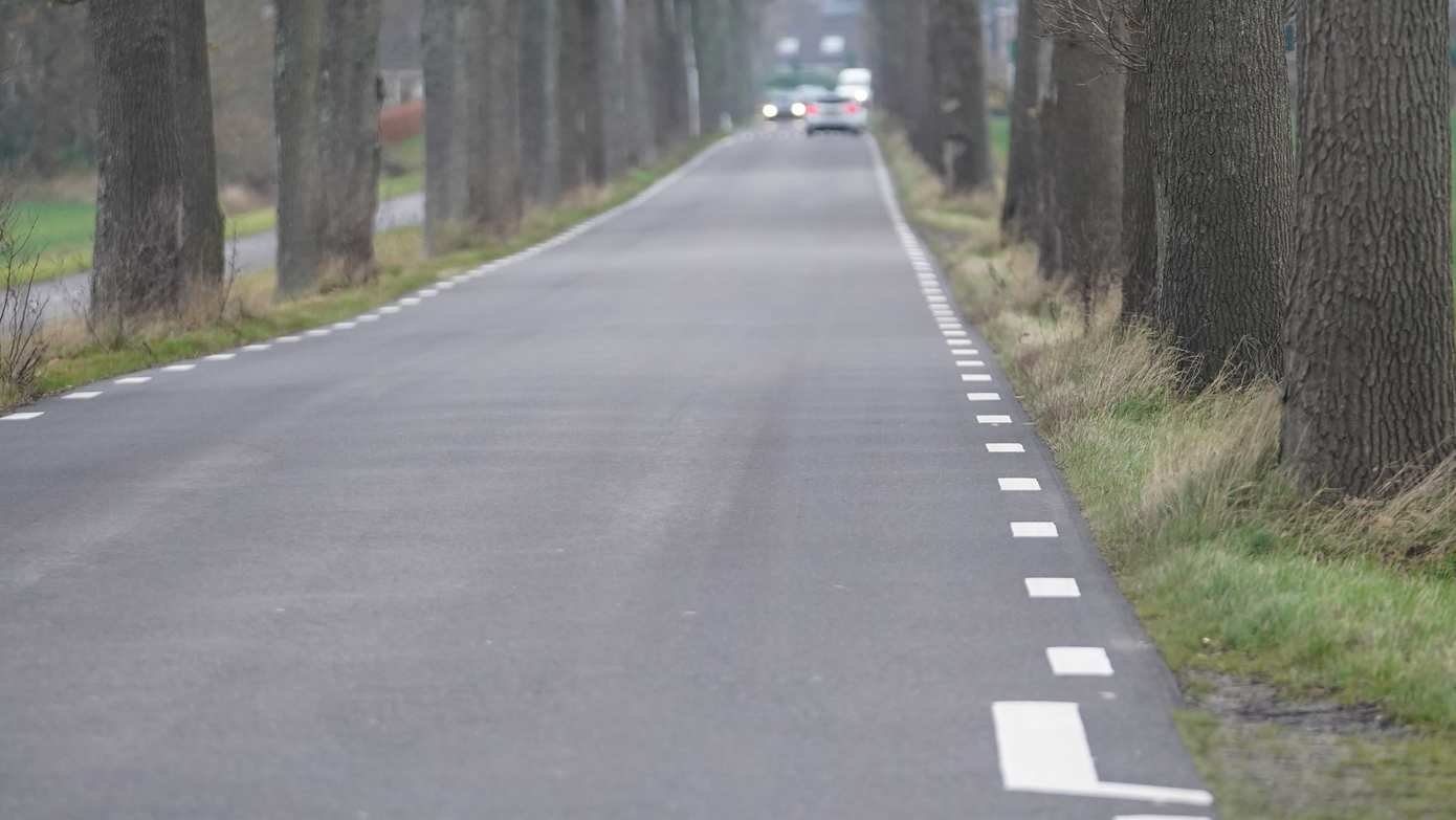 Gemeente onderzoekt ribbelvorming in asfalt Gieterstraat bij Rolde