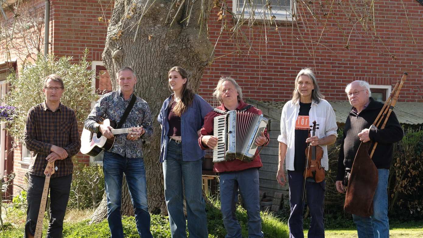 Asser Mannenkoor presenteert kerstconcerten met gastoptreden van de Groninger folkgroep Törf