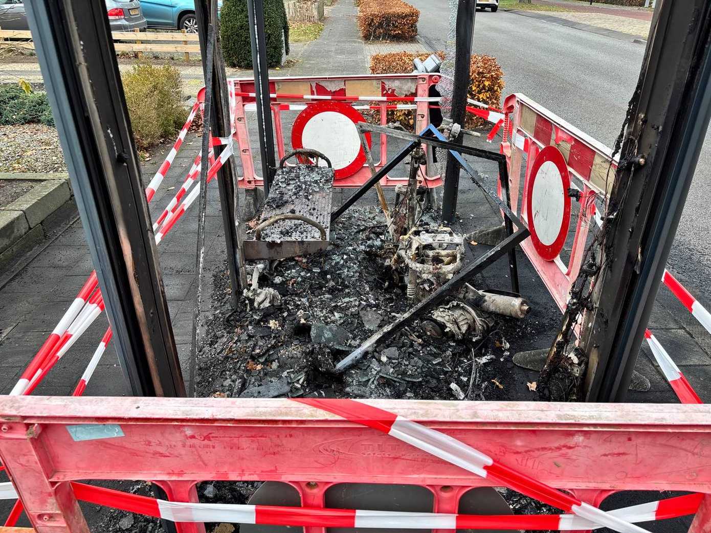 Scooter en bushokje volledig uitgebrand: forse schade tot gevolg