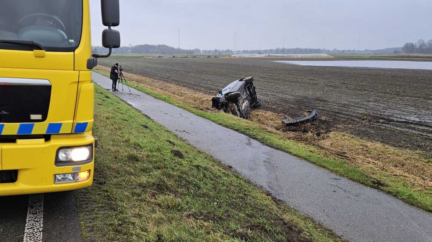 Bestelauto raakt van de weg, slaat over de kop en belandt in sloot