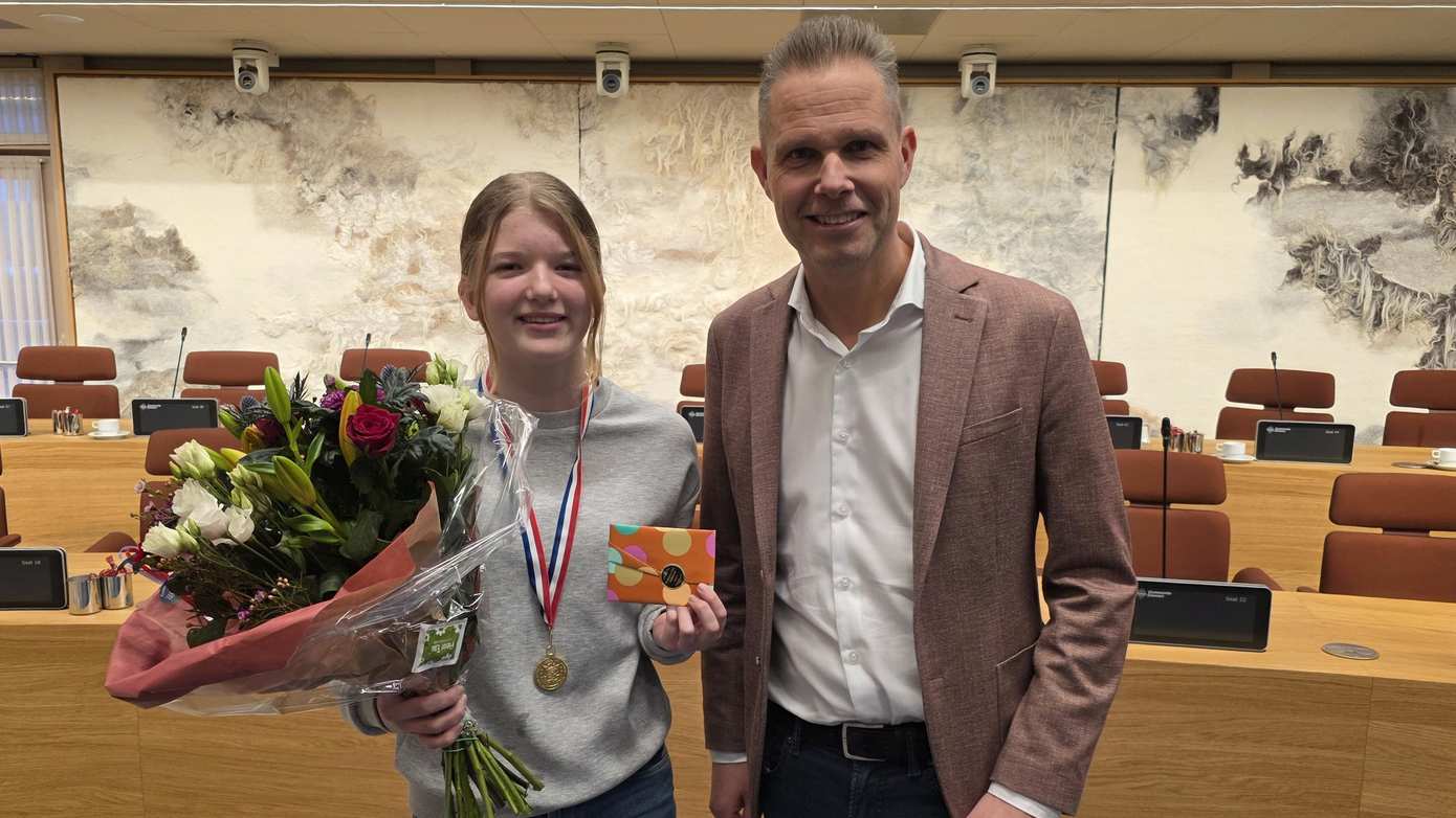 Nederlands kampioen wedstrijdzwemmen Meike Pekelsma (12) gehuldigd 