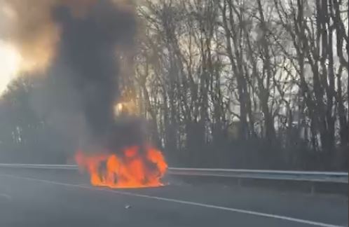Snelweg A28 in beide richtingen dicht vanwege brandende elektrische auto