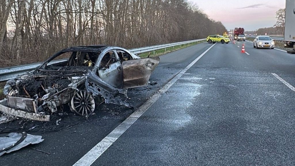 A28 weer vrij nadat hybride auto in vlammen op gaat