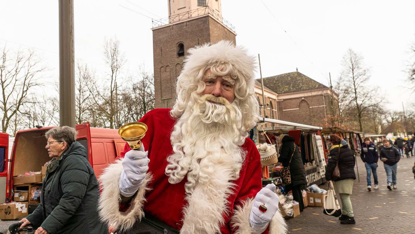 Markt in Emmen in kerstsfeer op 19 december