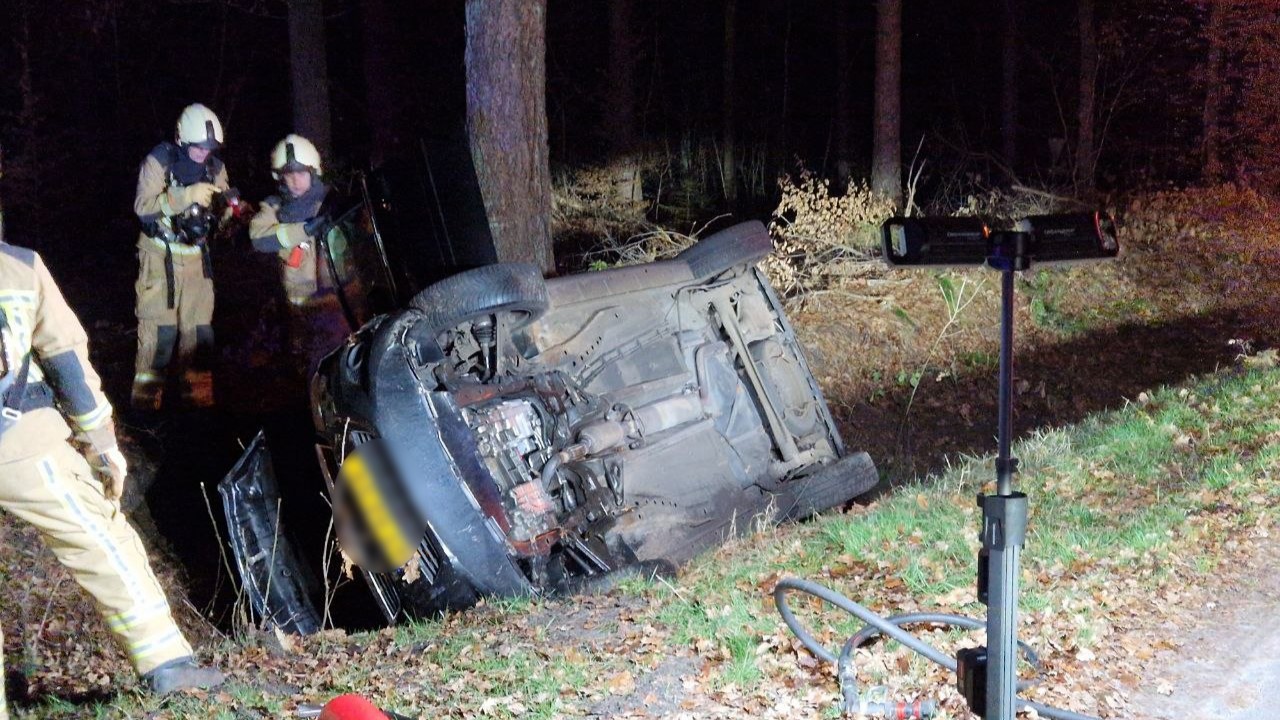 Auto in brand na eenzijdig ongeval bij Papenvoort