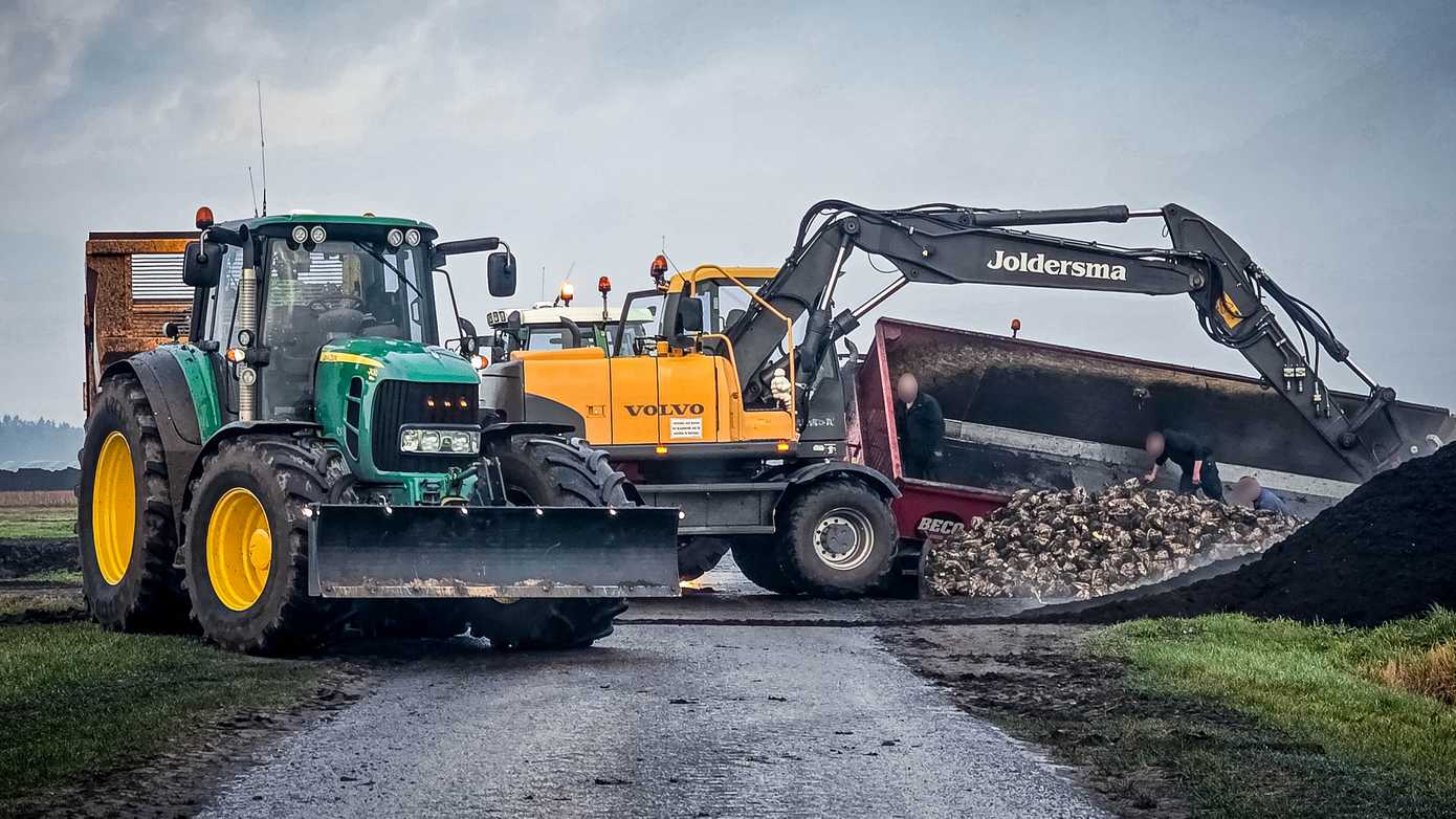 Dikke bak met bieten kantelt in Smilde