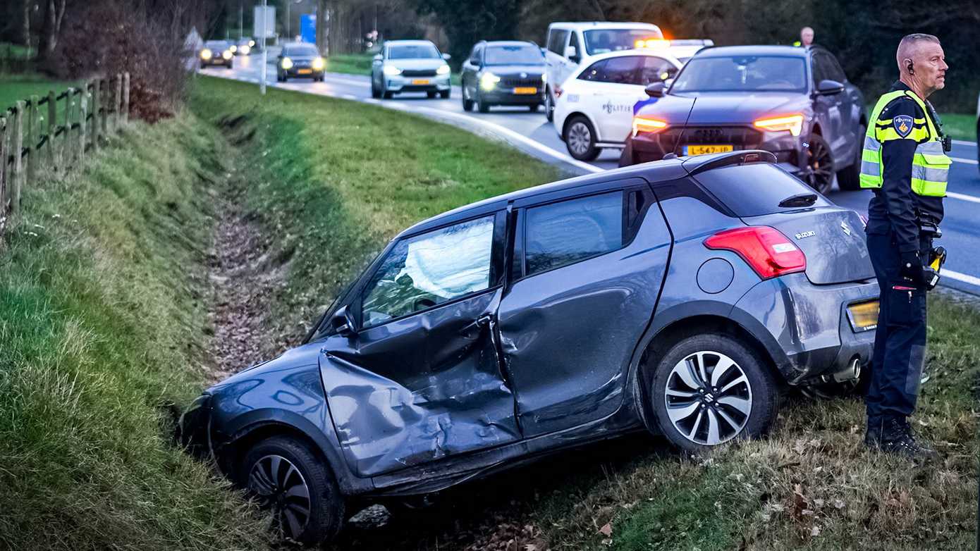 Auto belandt in sloot na botsing met ander voertuig
